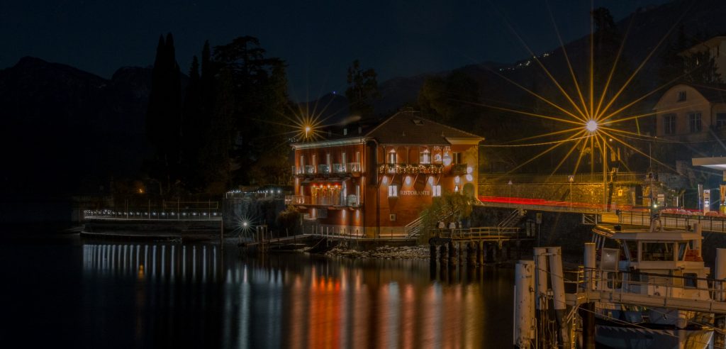 Hotel and Restaurant La Darsena Tremezzo at night